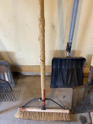 SNOW-EASY STOW SHOVEL & OTHER HANDY HANDLED TOOLS