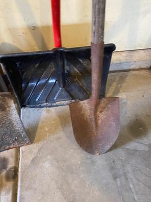 SNOW-EASY STOW SHOVEL & OTHER HANDY HANDLED TOOLS