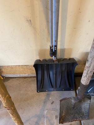 SNOW-EASY STOW SHOVEL & OTHER HANDY HANDLED TOOLS