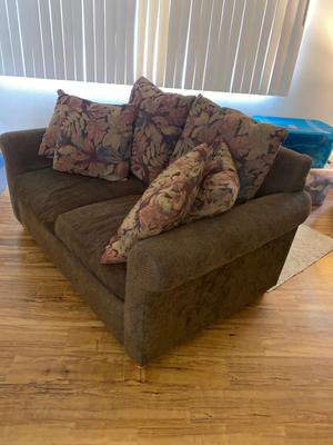 COZY LOVESEAT
