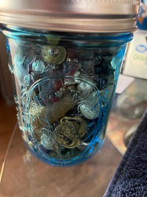 VARIETY OF UNMATCHED AND BROKEN JEWELRY FOR CRAFTS AND WHAT NOT