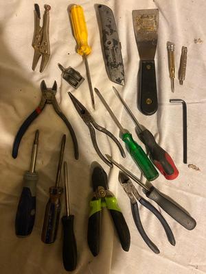 AN ASSORTMENT OF HAND TOOLS