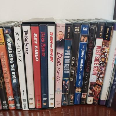 NIB Jinhoo DVD/CD Player and DVDs (LR-KD)
