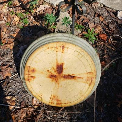 Metal and Pottery Bird Bath (Y-KD)