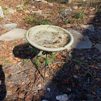 Metal and Pottery Bird Bath (Y-KD)