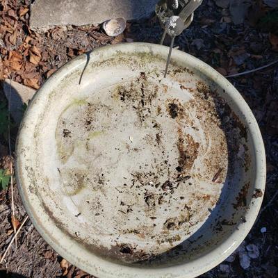 Metal and Pottery Bird Bath (Y-KD)