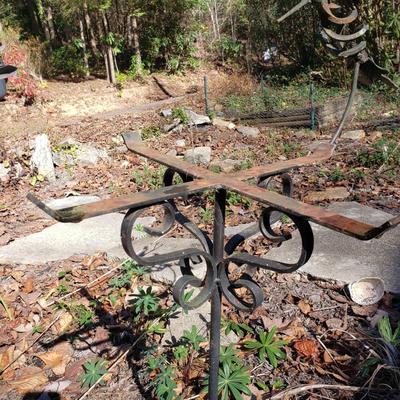 Metal and Pottery Bird Bath (Y-KD)