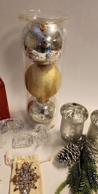 Lot 469 Crystal Nativity Set & Other Ornaments Lot