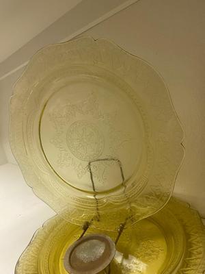 DEPRESSION GLASS PLATES, VINTAGE PAINTED DUCK GLASSES, STONE NAPKIN HOLDER AND HUNTING DOG PICTURE