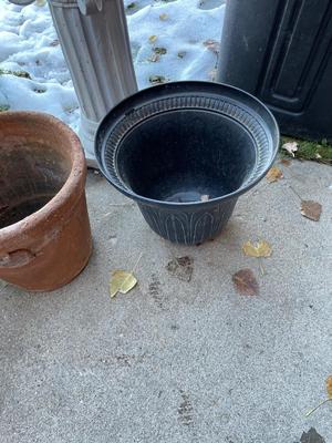 OUTDOOR PEDESTAL AND 13” POTS