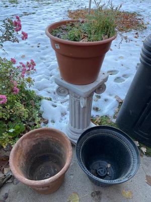 OUTDOOR PEDESTAL AND 13” POTS