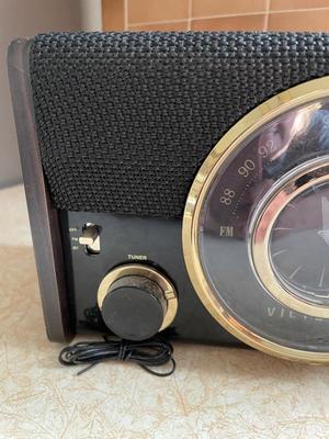 VICTROLA MODEL VC 525 BLUETOOTH CLOCK RADIO