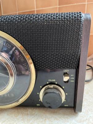 VICTROLA MODEL VC 525 BLUETOOTH CLOCK RADIO