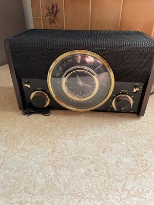 VICTROLA MODEL VC 525 BLUETOOTH CLOCK RADIO