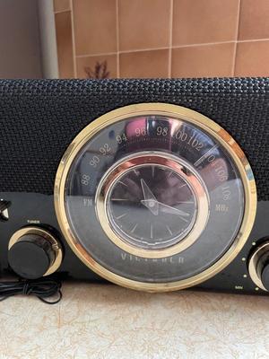 VICTROLA MODEL VC 525 BLUETOOTH CLOCK RADIO