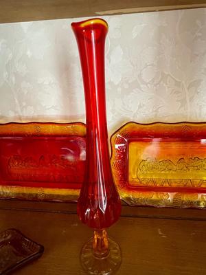 BEAUTIFUL FENTON AMBERINA 12” BUD VASE & INDIANA TIARA LAST SUPPER PLATES