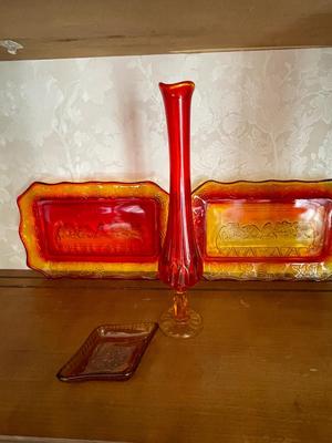 BEAUTIFUL FENTON AMBERINA 12” BUD VASE & INDIANA TIARA LAST SUPPER PLATES