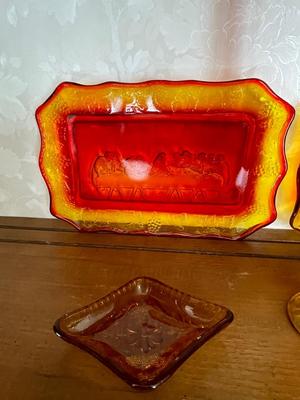 BEAUTIFUL FENTON AMBERINA 12” BUD VASE & INDIANA TIARA LAST SUPPER PLATES