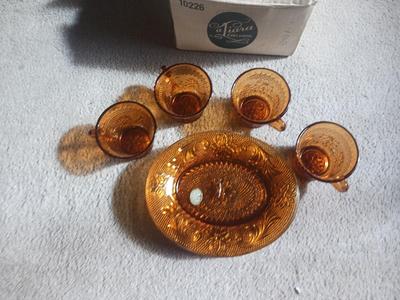 8 PIECE CUP AND SAUCER TIARA SET