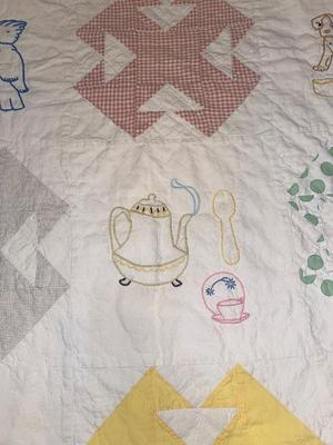 PRETTY HANDMADE CHILDS QUILT
