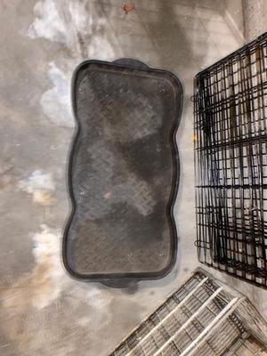 DOG KENNEL, FLOOR MAT, WIRE BASKET