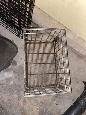 DOG KENNEL, FLOOR MAT, WIRE BASKET