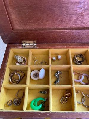 VINTAGE JEWELRY BOX WITH COSTUME JEWELRY