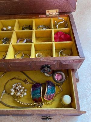 VINTAGE JEWELRY BOX WITH COSTUME JEWELRY