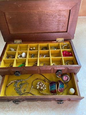 VINTAGE JEWELRY BOX WITH COSTUME JEWELRY