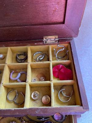 VINTAGE JEWELRY BOX WITH COSTUME JEWELRY