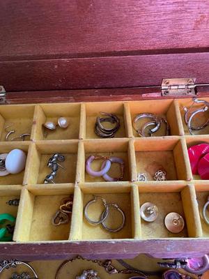 VINTAGE JEWELRY BOX WITH COSTUME JEWELRY