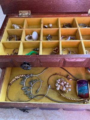 VINTAGE JEWELRY BOX WITH COSTUME JEWELRY