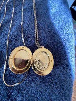 COSTUME JEWELRY CHAINS & 2 PENDANTS