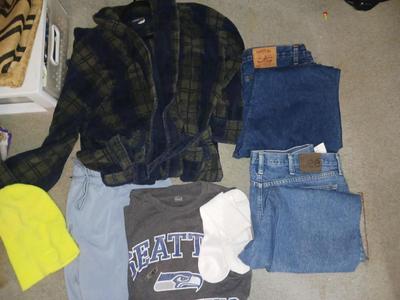 MENS LEVIS & LEE JEANS, BATHROBE & MORE