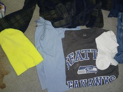 MENS LEVIS & LEE JEANS, BATHROBE & MORE