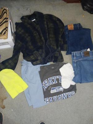 MENS LEVIS & LEE JEANS, BATHROBE & MORE