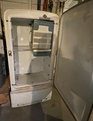 Vintage Fridge w/freezer