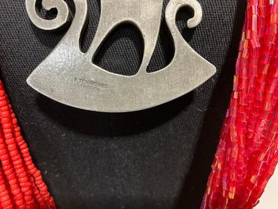 Red beaded NK with R TennesMed Sweden NK