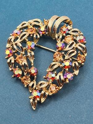 Lisner Holiday Wreath Pin