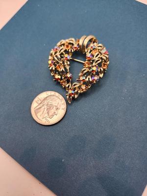 Lisner Holiday Wreath Pin