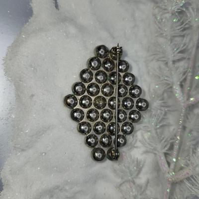 3D Faux Vintage Pearl Brooch
