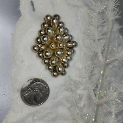 3D Faux Vintage Pearl Brooch