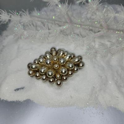 3D Faux Vintage Pearl Brooch