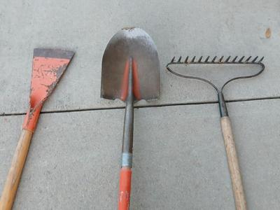Shovel with fiberglass handle - Hard rake and a scraper tool