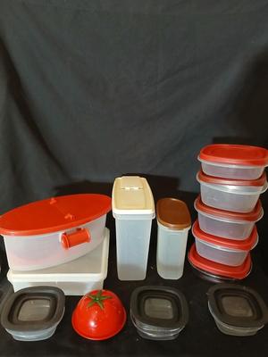 Plastic food storage containers with lids