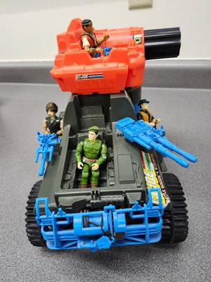 G.I, Joe Battle Wagon and 4 G.I. Joe's