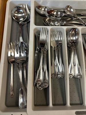 Oneida Classic Shell Stainless Flatware Set