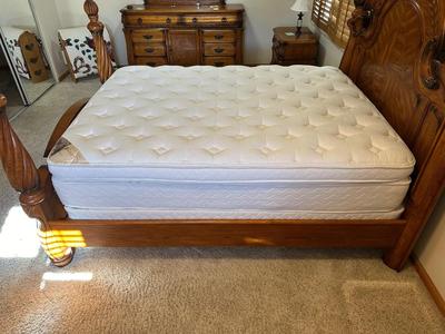 QUEEN SIZE 4 POSTER BED WITH CLEAN PILLOW TOP MATTRESS