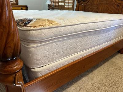 QUEEN SIZE 4 POSTER BED WITH CLEAN PILLOW TOP MATTRESS