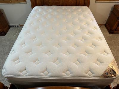 QUEEN SIZE 4 POSTER BED WITH CLEAN PILLOW TOP MATTRESS